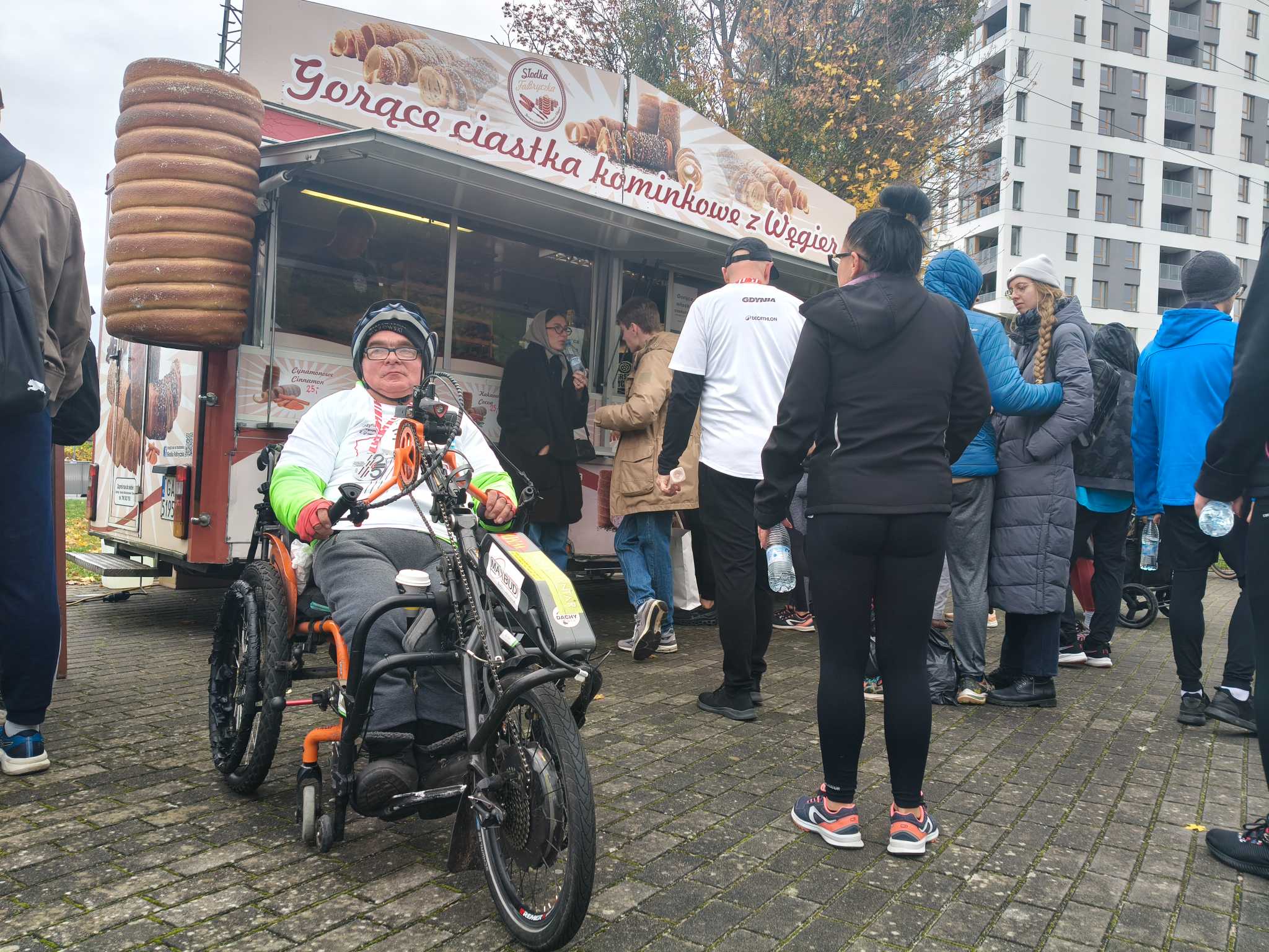 Zdjęcie do wpisu: Regeneracja po skończonym Biegu Niepodległości – kawa i ciasto 🍪☕